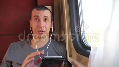 男子听着火车<strong>车厢车厢车厢车厢</strong>上的音乐旅行。 慢生活方式运动视频。 一个男人