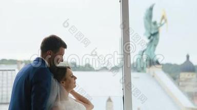 幸福的新婚夫妇在老式咖啡馆放松。 <strong>结婚纪念</strong>日的概念。 快关门。 利沃夫全景背景