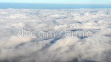 从云层上的飞机上<strong>观看</strong>