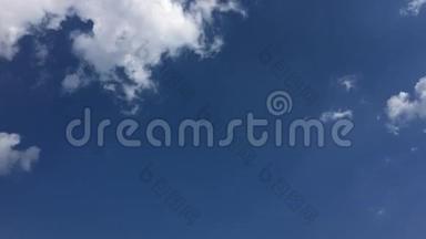 美丽的蓝天，有云的背景。 天空云。 天空有云，天气自然云蓝。 蓝天有云有太阳