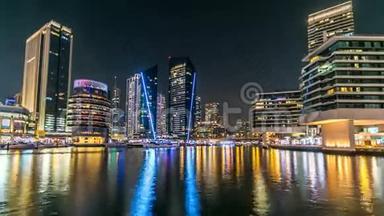迪拜夜景中的迪拜码头塔和运河
