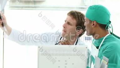 外科医生和医生在看X光片