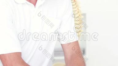 物理治疗师为病人做颈部按摩