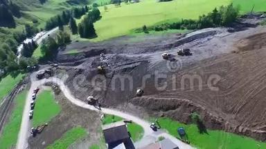 大雨过后，<strong>泥石流</strong>在奥地利的山坡上留下了疤痕。
