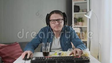 在家玩电脑在线电子游戏时戴头戴式耳机的玩世不恭、沮丧的玩家画像