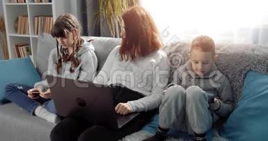 家庭使用数码设备的现代幸福家庭