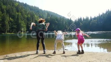快乐的孩子们在森林湖上度过暑假