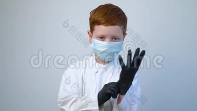 戴防护面罩的白种人小医生。 识字医生戴上黑色防护手套。 Covid19