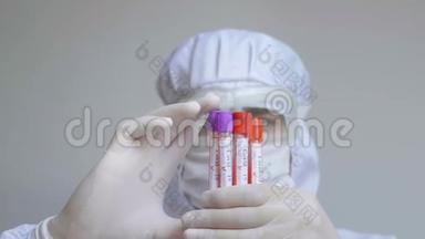 医生戴着流感面罩和防护手套，拿着一个带有冠状病毒血样的试管。 预防流感