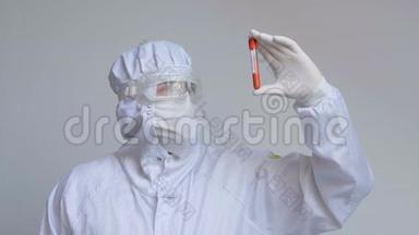 医生戴着<strong>流感</strong>面罩和防护手套，拿着一个带有冠状病毒血样的试管。 <strong>预防流感</strong>