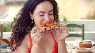 快乐放松的年轻<strong>意大利</strong>女人，穿着红色连衣裙，拿着一片馅饼，急切地吃着<strong>意大利披萨</strong>，享受着<strong>意大利披萨</strong>