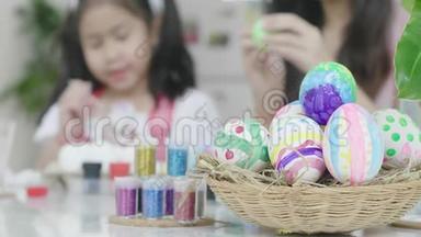 姐姐和姐姐有有趣的彩色石膏装饰庆祝感恩节。