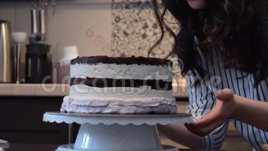 女孩在蛋糕上涂上奶油。 女孩把蛋糕和奶油搭配起来