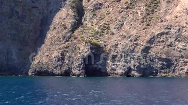 里帕里岛，地中海有洞穴的山。 夏日阳光明媚。 潺潺的蓝色水面.. 意大利西西里