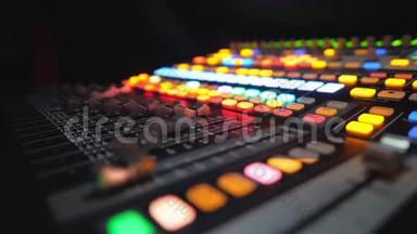 在DJ遥控器或声板上移动按钮的侧面视图。 录音室的工作过程。 背景模糊