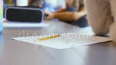 以色列白人少女天才少女在一个小学班级的笔记本上写字