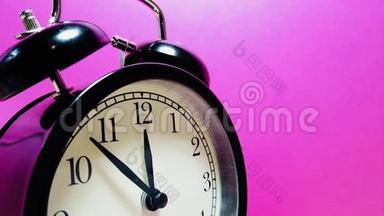 时间间隔视频黑色老式闹钟倒计时分钟和小时，直到12点`。 商务、午休和午餐时间