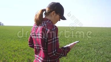 农<strong>民生</strong>活方式女孩红脖子与数字平板走在绿色的田野。 生态农业概念。 妇女