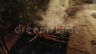 `烤鸡`是泰国很容易吃的菜单。 走在街上或小巷里，你经常会看到烟熏和烧烤
