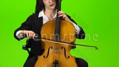 音乐家用琴弦演奏中提琴。 绿色屏幕