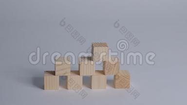 手整理木立方体堆放作为阶梯楼梯.. 商业概念成长成功过程，白色背景，复制空间