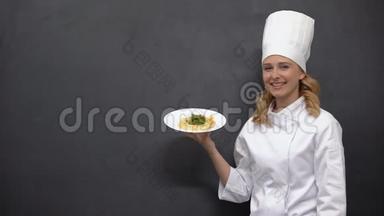 厨师手拿盘子和意大利面，美味的意大利食物食谱，烹饪艺术