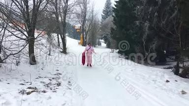 成人带着雪橇跑上雪山，成人和儿童都喜欢的玩具，冬季运动和乐趣