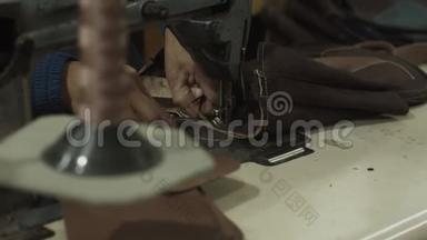 拖：在摩洛哥的老城区，用皮革在手工作坊进行缝纫加工的人