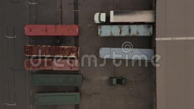 空气：鸟瞰货运<strong>卡车</strong>装载区与板条箱和<strong>集装箱</strong>