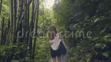 旅游妇女在绿色树木和植物背景的<strong>热带</strong>森林中行走。 带异国<strong>风情</strong>的后景旅行女孩