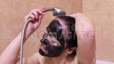带黑色<strong>洁面乳</strong>罩的女人在浴室洗头