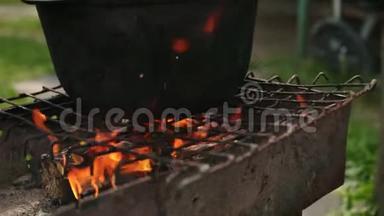 <strong>烧烤架</strong>上的火和盘子是用大的铸铁锅煮的