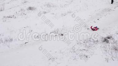 女孩骑在白色的雪山上，失去了他们的帽子。 圣诞节假期。 冬季<strong>运动会</strong>。 慢动作