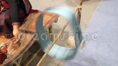 蚕茧中的蚕丝，泰国最好的蚕丝是手工编织的蚕茧