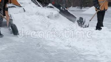 人们用铲子和拖拉机从雪地上清扫街道。 暴风雪过后打扫卫生。 市政城市道路<strong>养护</strong>.. 赢