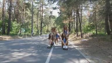 在炎热的夏天，四个女孩在公园里走来走去，两个女孩坐在滑板上，另两个女孩坐在滑板上