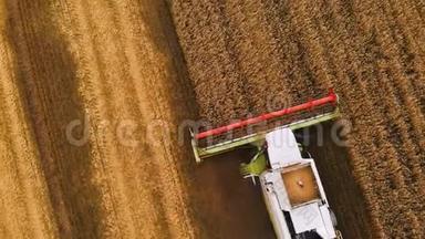 夏季小麦收获的特写鸟瞰图。 <strong>田间劳动</strong>的收割者.. 农业联合收割机