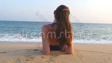 穿着泳衣躺在<strong>海边</strong>和日光浴的年轻女孩。 美丽的白种人女人在<strong>海边</strong>放松