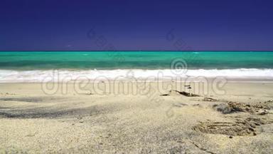 弗特文图拉海滩上的波浪，沙滩上的脚印和<strong>万里</strong>无云的蓝天