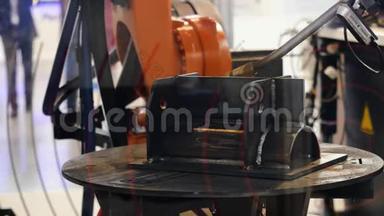 机器人焊接是在展览会上焊接装配汽车零件。 媒体。 高科技机器展览