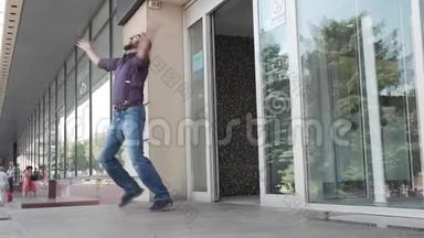 一个男人从拥挤的入口<strong>跳出</strong>来，开始傻乎乎地跳舞。
