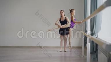 运动服专业的小芭蕾舞学生正在和专业的老师一起上芭蕾舞课