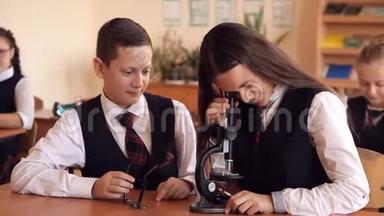 大<strong>学生穿校服</strong>工作显微镜坐在教室里.. 学校教育<strong>的</strong>概念