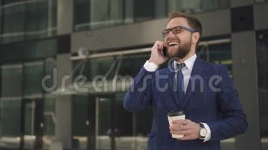 成功的商人带着一杯咖啡笑着，在外面和他的生意伙伴<strong>通电</strong>话