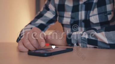 男人看手机上的Instagram页面，白色和红色的心从智能手机中飘出来