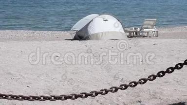 在海滩上<strong>搭帐篷</strong>晒太阳