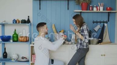 在家厨房向女友求婚的年轻人