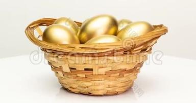 白色背景下篮子里的金蛋。 金蛋特写，复活节，春天，投资和退休概念