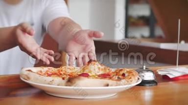 意大利厨师准备真正的意大利披萨，把成品披萨放在盘子里，按下信号。 披萨准备好了
