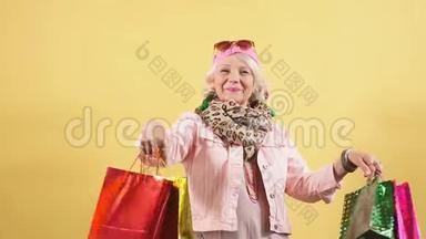 微笑<strong>时尚</strong>的老太太在<strong>购物</strong>。 奶奶喜欢<strong>购物</strong>日。